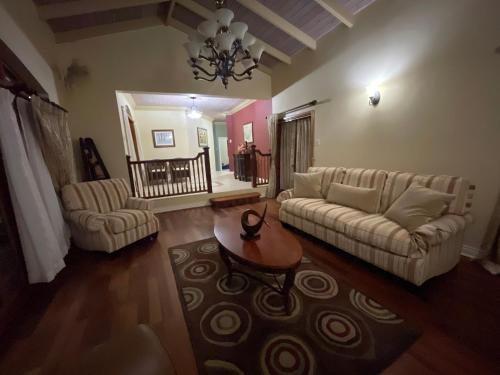 Luxury Spacious Villa with Aircon and Pool Table in Woodlands