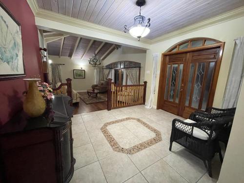 Luxury Spacious Villa with Aircon and Pool Table in Woodlands