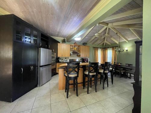 Luxury Spacious Villa with Aircon and Pool Table in Woodlands