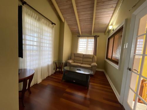 Luxury Spacious Villa with Aircon and Pool Table in Woodlands