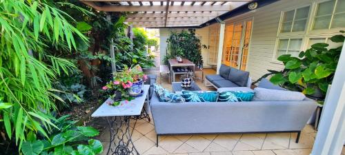 Fab 4brm home with pool a 18 min walk to beach - Tap to explore photos