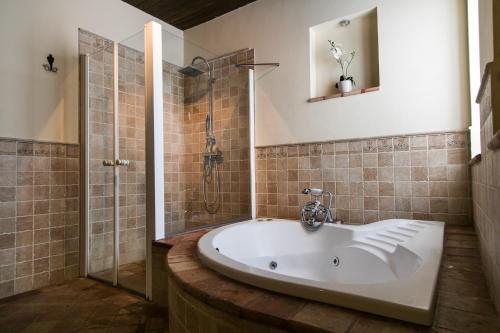 Kamar Mandi, EL RINCÓN DE LAS DESCALZAS in Carmona