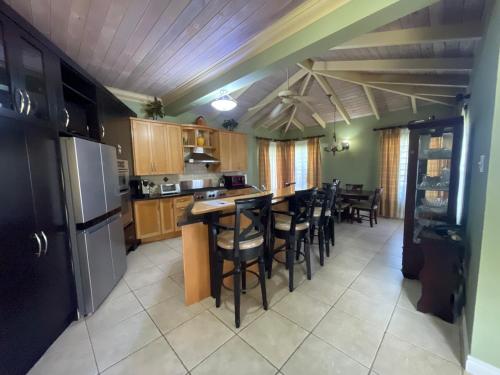 virtuve, Luxury Spacious Villa with Aircon and Pool Table in Woodlands