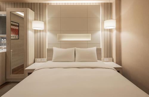Business Double Room (No Window) image 2