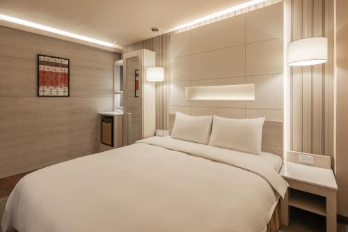 Business Double Room (No Window) image 4