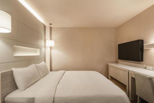 Business Double Room (No Window) image 3