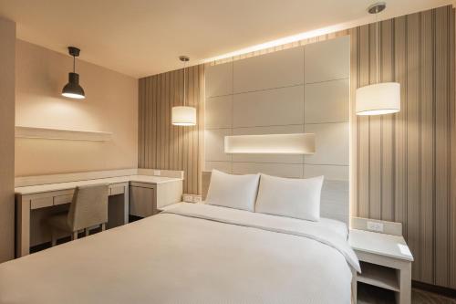 Superior Double Room image 7