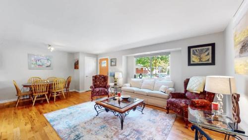 Charming four bedroom home with large yard and plenty of room for family in Centennial (Colorado)