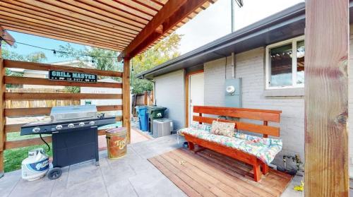 Charming four bedroom home with large yard and plenty of room for family in Centennial (CO)