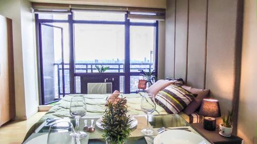 Cozy Apartment City & Mountain View with balcony FREE NETFLIX with pools sauna and sunbathing, Manila
