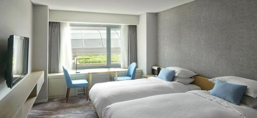 Standard Twin Room (no view) with Breakfast for 2