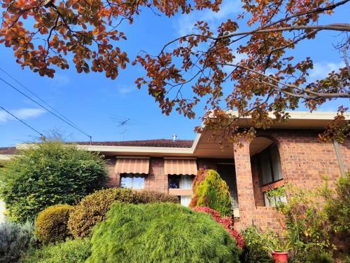 homey space Spacious Four-Bedroom, Free Parking, Family Preferred