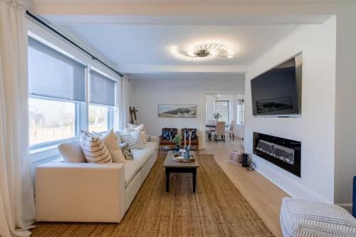 Grand Bend 5BR Retreat Hot Tub, Fire Pit and BBQ