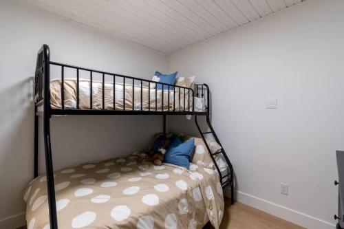 Charming 3BR Beach House with BBQ in Grand Bend