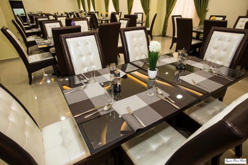 Restaurant, Queen Plaza Hotel in Hebron