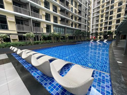 Spacious 2BR Luxury Suite across Okada, Airport, Manila