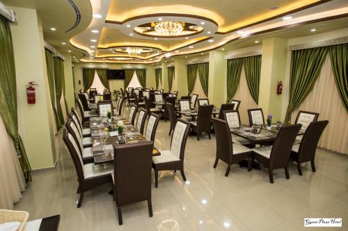 Restaurant, Queen Plaza Hotel in Hebron