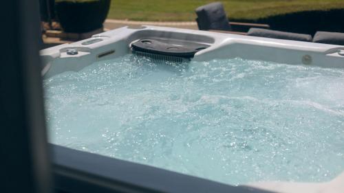 Lake Taupō Estate for 18ppl Pool, Spa & Big Views, Taupo (photo 2)