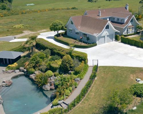 Lake Taupō Estate for 18 | Pool, Spa & Big Views, Taupo