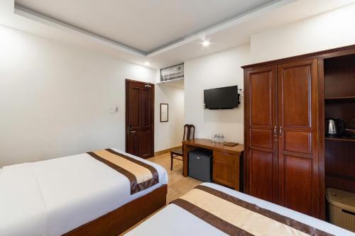 Triple Room with Bath image 10