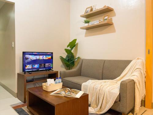 Bgc 1br Condo Across Uptown Mall, Hyatt #oursw7b2 - Tap to explore photos