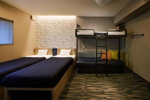 Standard Quadruple Room image 5
