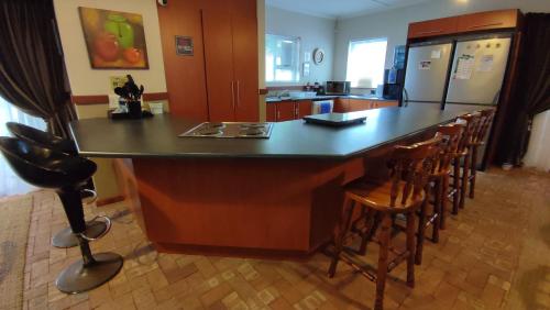 virtuve, Cheerful and Spacious 4 Bedroom Holiday Home in Boesmansriviermond in Boesmansriviermond