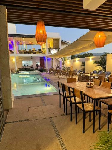 สระว่ายน้ำ, Hotel y Departamentos Sofia in ริงกอง เด กัวยาบิโตส