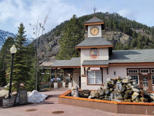 Luxe Bavarian Retreat - in Town with Hot Tub