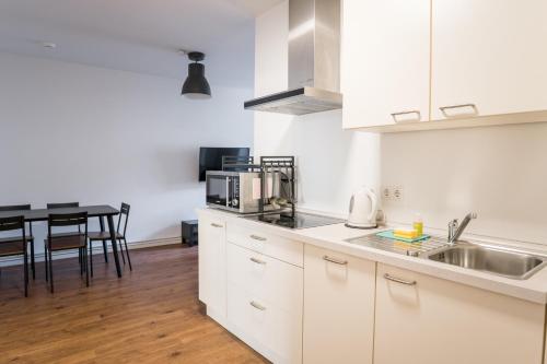 Kitchen, Fantastic 2 Bedroom Apartment in Treptow