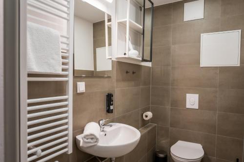 Fantastic 2 Bedroom Apartment - image 8