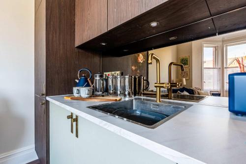 No 50 - 2nd Floor Beautiful one bed apartment in Liverpool Sleeps 4, Liverpool (photo 3)