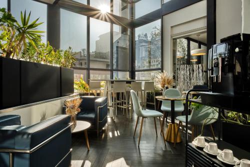 Hotel Atrium - image 2