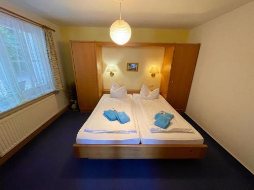 1 queen bed, 1 sofa bed