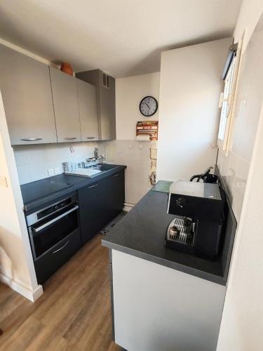 Kitchen, Tres belle T2, vue mer ,Le Tout a Pied near Agathos