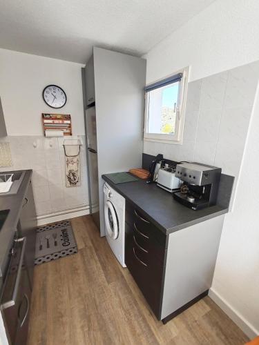 Kitchen, Tres belle T2, vue mer ,Le Tout a Pied near Agathos