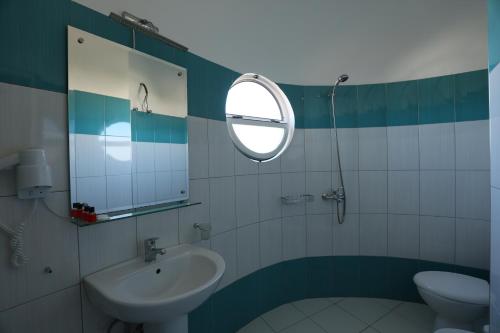 Triple Room with Lake View image 10