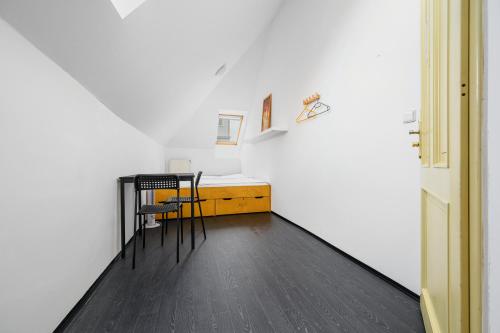 Double Room with Private Shower and Shared External Toilet image 8