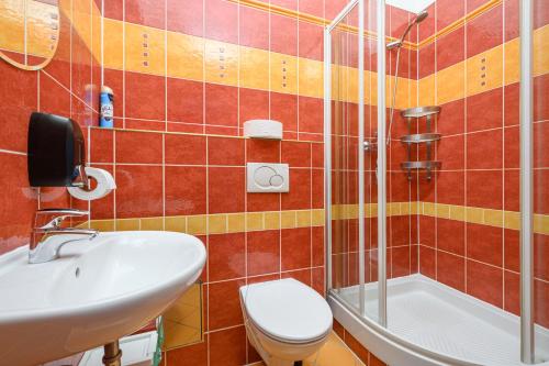 Quadruple Room with Private Bathroom image 8