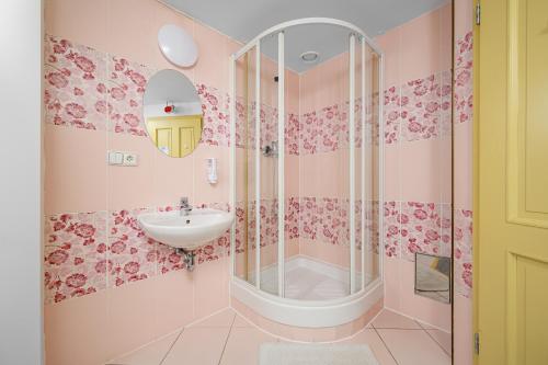 Single Room with Shower and Shared External Toilet image 7