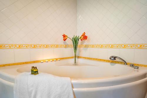 Badeværelse, Experience the charm of Tenuta Le Caselle, a cozy farmhouse surrounded by nature and comfort! in Subbiano