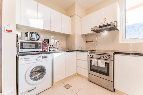 Steps from Retail Stores and Sports Facilities 1BR, Binghatti Gateway, Al Jaddaf by Deluxe Holiday Homes, Дубай (фото 3)
