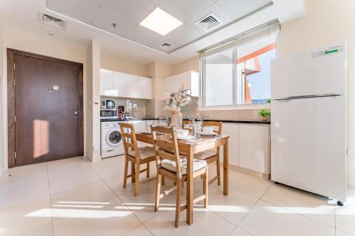 Steps from Retail Stores and Sports Facilities 1BR, Binghatti Gateway, Al Jaddaf by Deluxe Holiday Homes, Дубай (фото 2)