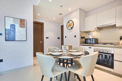 STAY BY LATINEM Luxury 1BR Holiday Home CVR A704 near Downtown, Dubai (Foto 10)