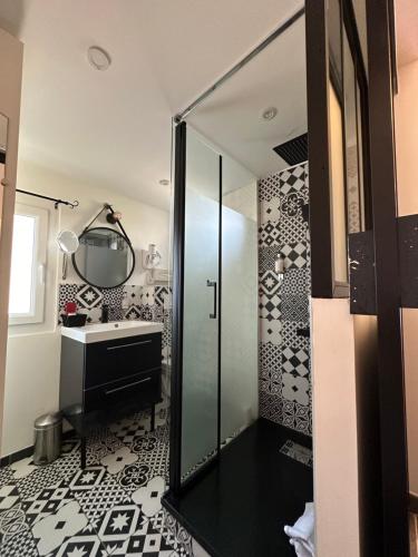 Double Room with Patio image 8