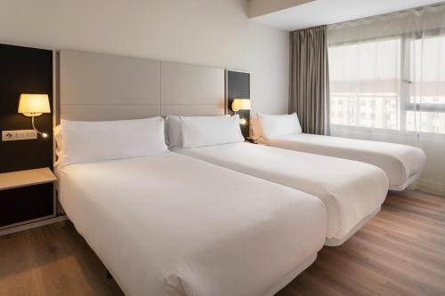 2 twin beds, 1 sofa bed