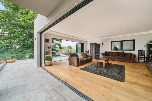 The Ridge London - Luxury Designer Villa with hot tub and sauna, Bexley borough of London, Londyn (zdjęcie 10)