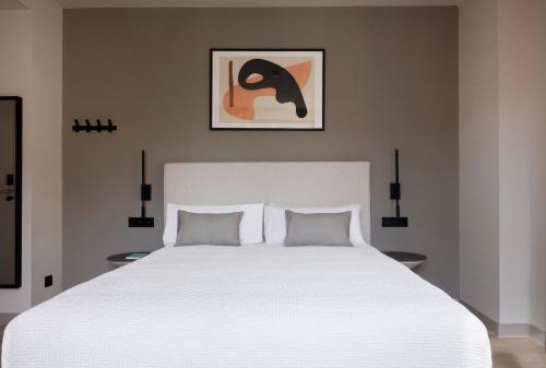 Medium Room image 8