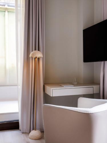 Medium Room image 7