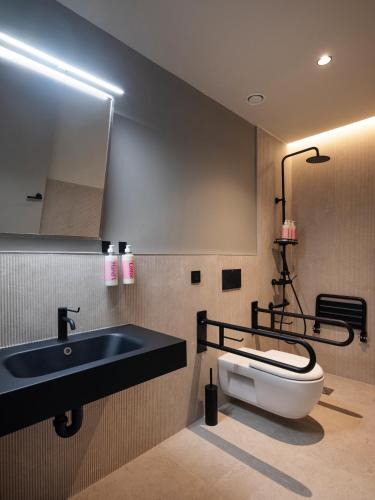 Large Room - Accessible image 6